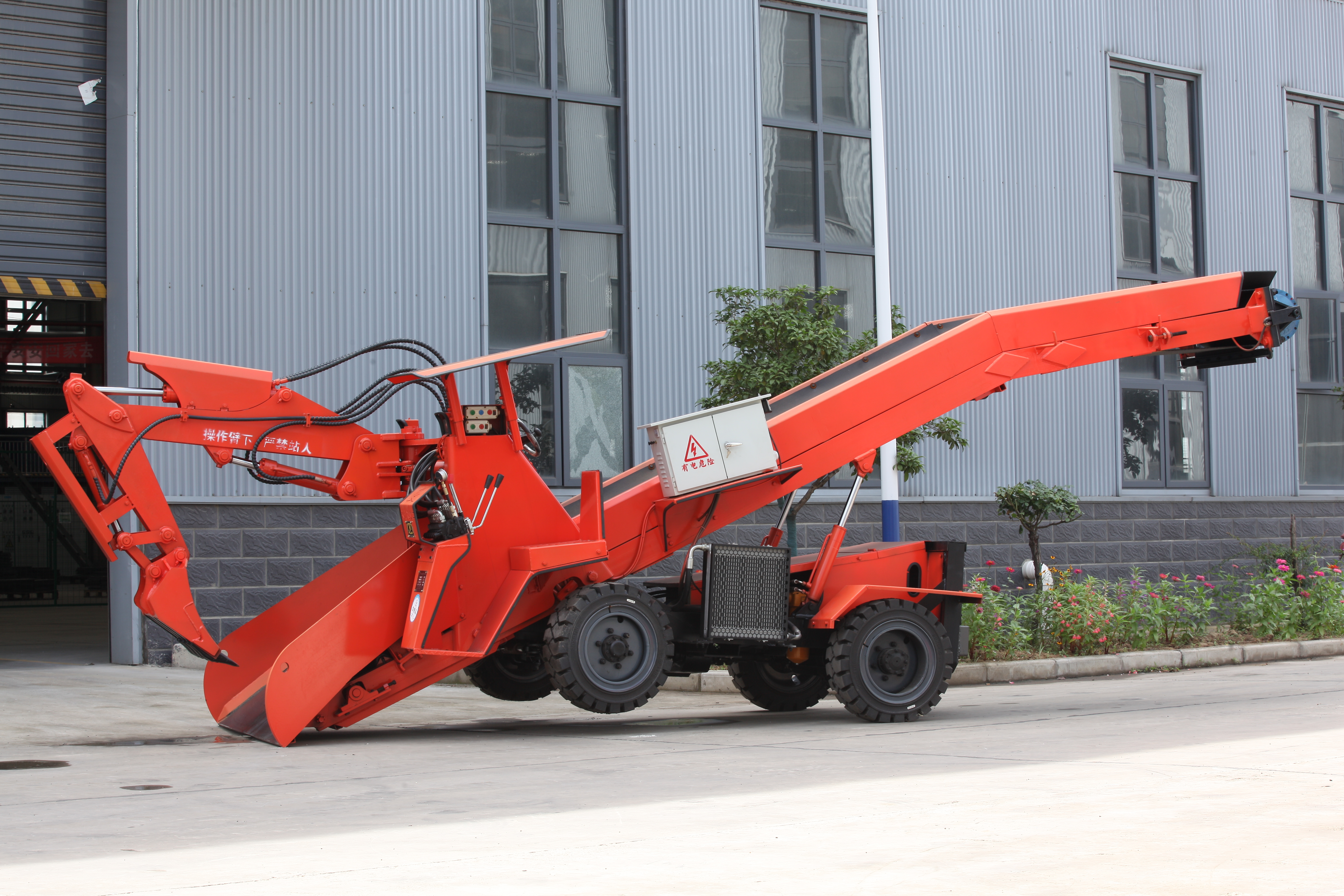 扒渣帶破碎，永力通液壓扒渣機一機搞定裝巖與破碎