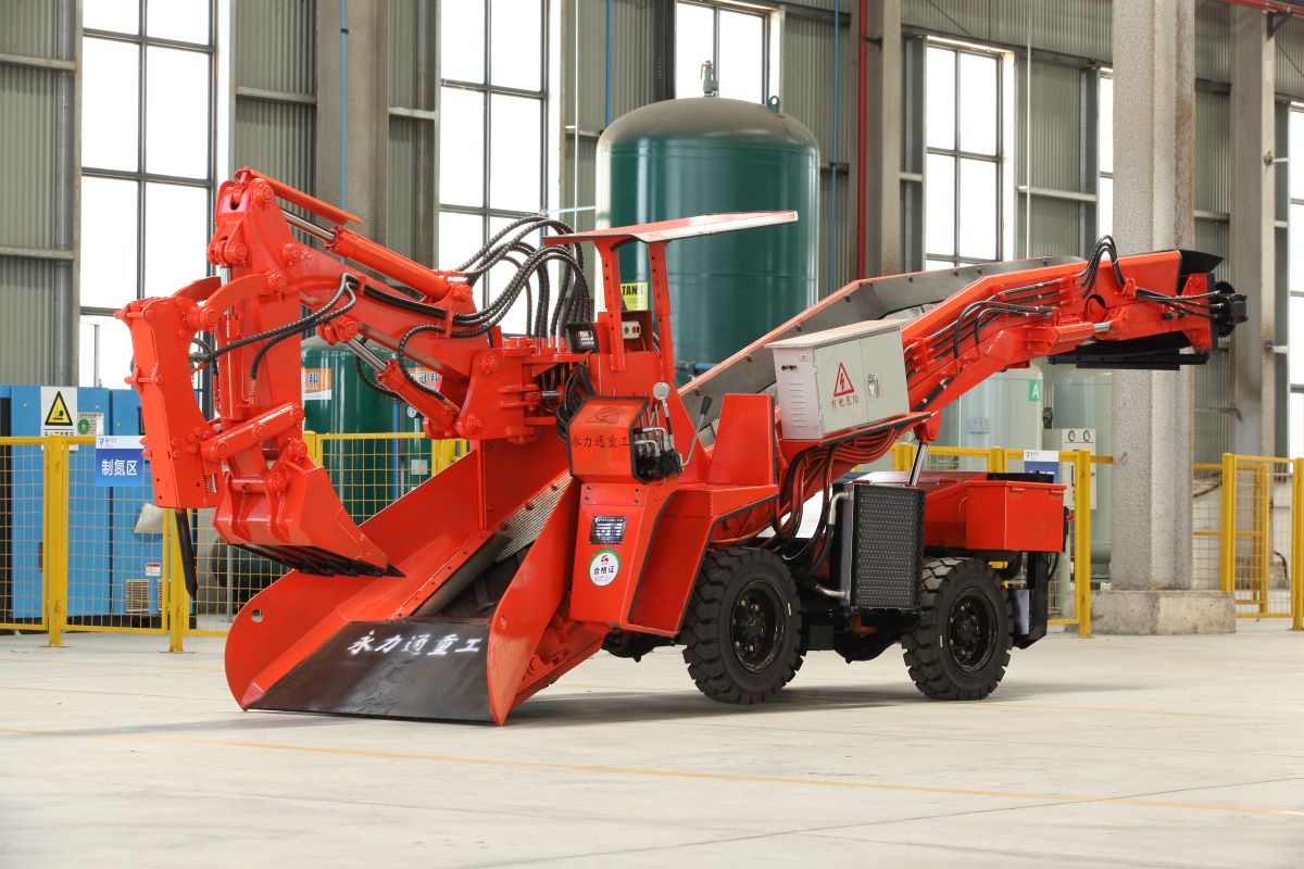 大斷面巷道出渣慢？永力通履帶扒渣機一機搞定