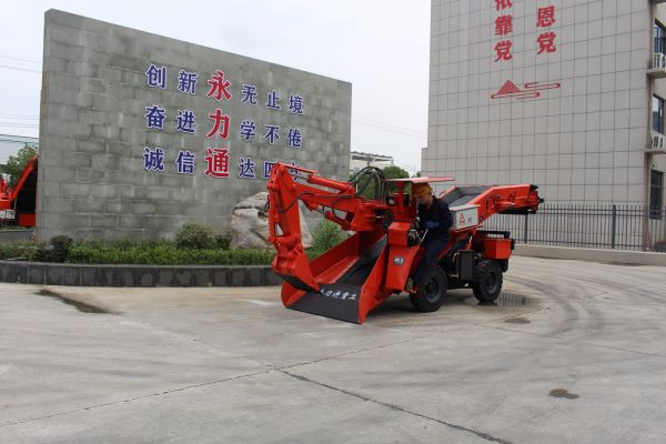 輪胎式扒渣機(jī)機(jī)動靈活，永力通輪胎扒渣機(jī)轉(zhuǎn)場超快